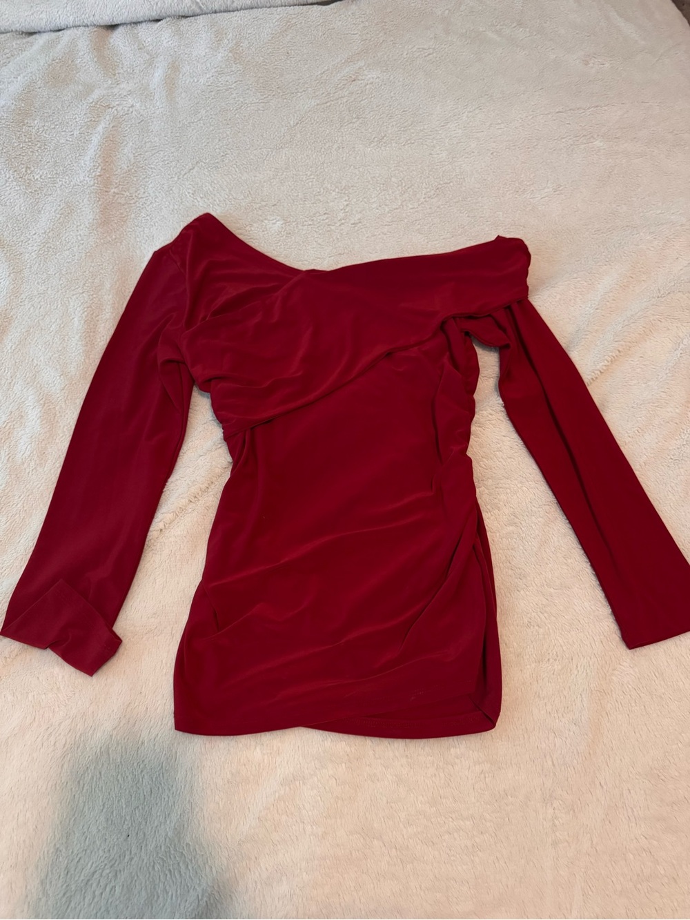 BOLD elements Off-Shoulder Long Sleeve Velvet Top in Red